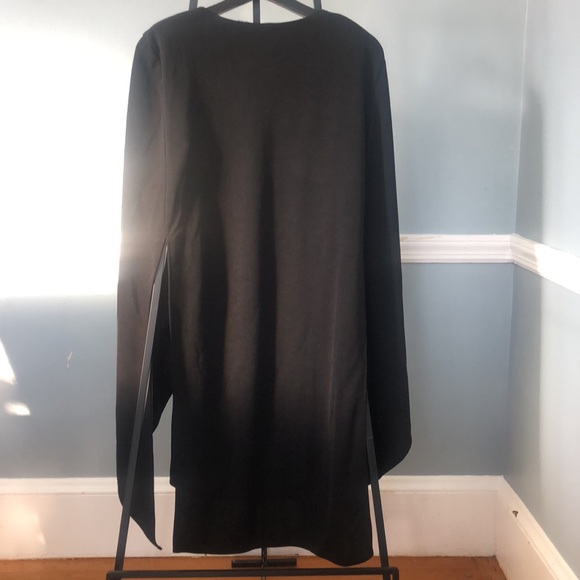 size XL has a cape in the back and the sleeves has a sleek split design - Picture 3 of 6